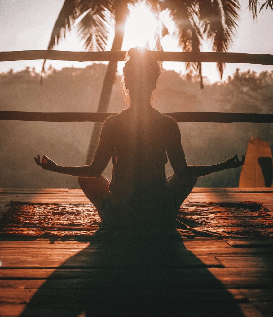 Mujer haciendo yoga