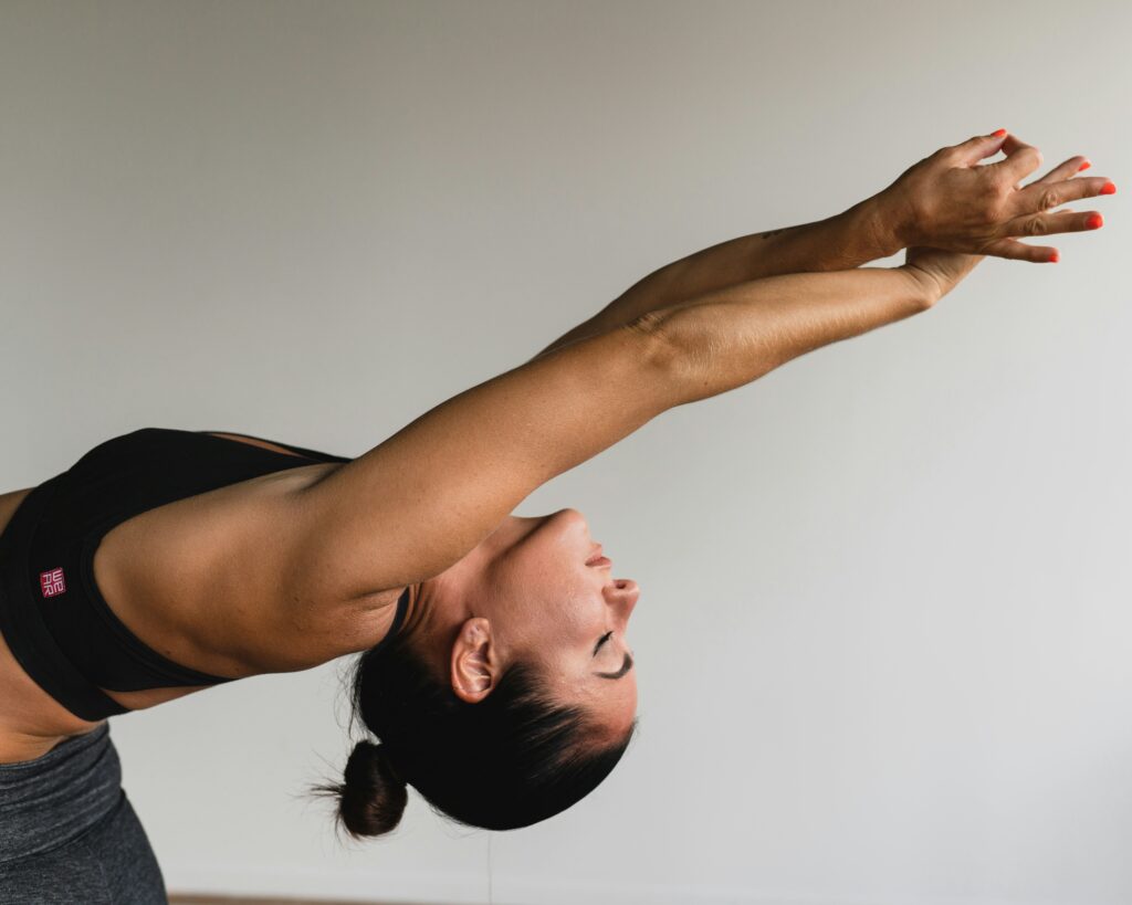 Mujer haciendo yoga