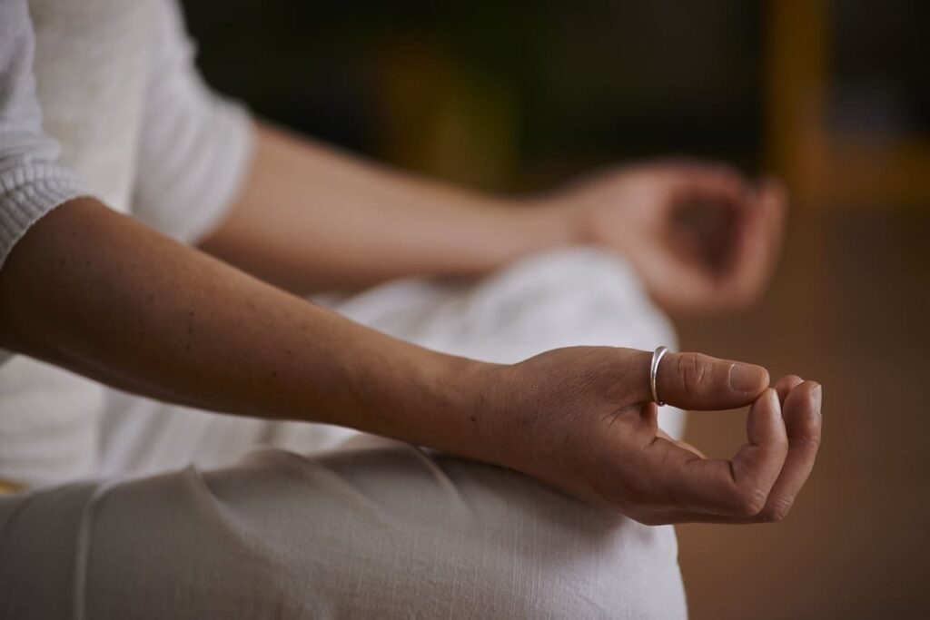 mujer hacinedo yoga
