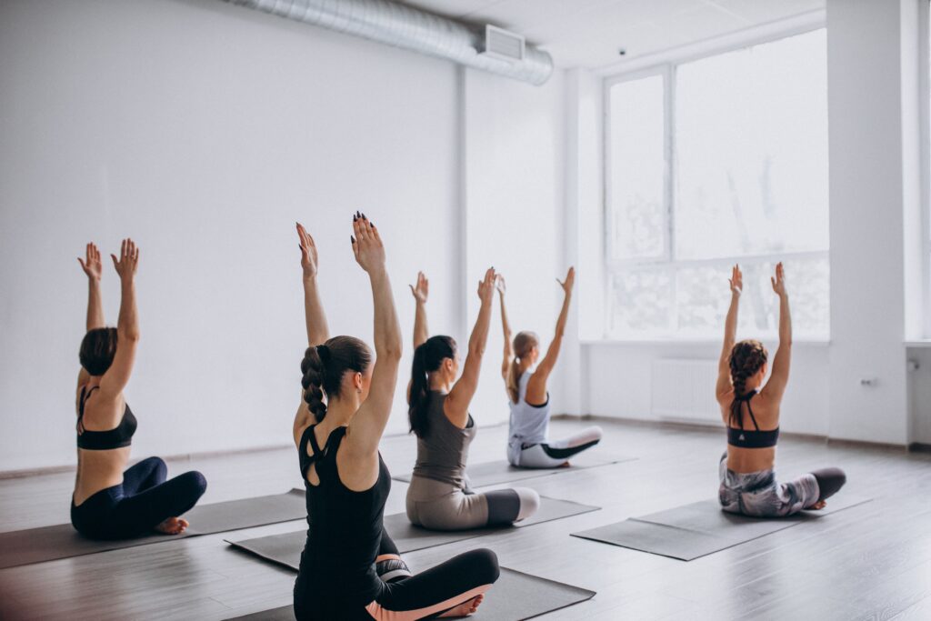 grupo de mujeres haciendo una sesión de yoga