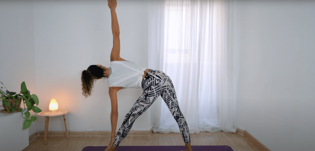 mujer haciendo yoga