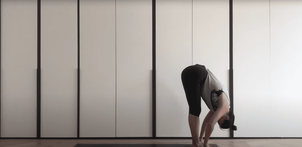 mujer haciendo yoga