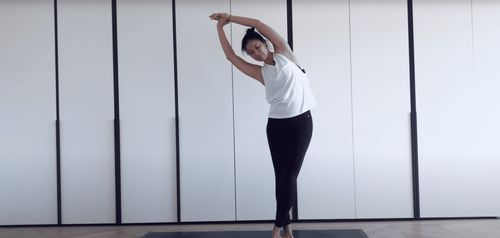 mujer haciendo yoga
